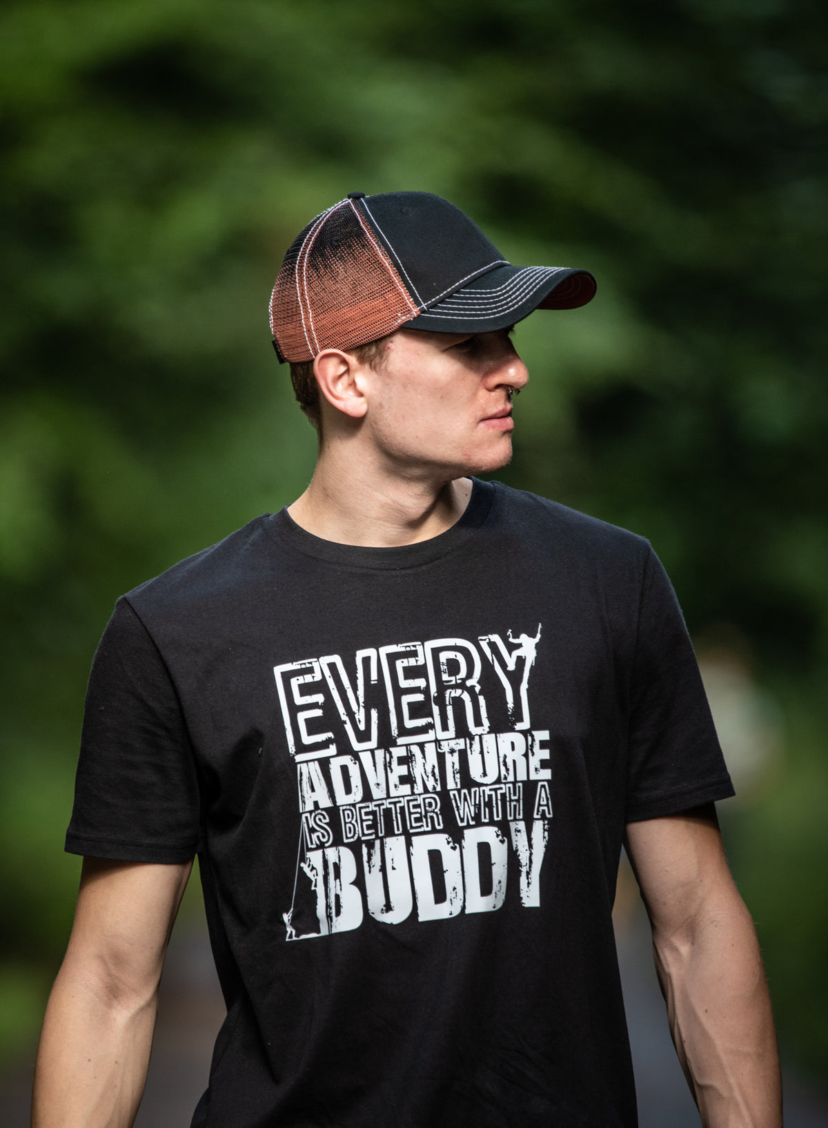 T-Shirt "EVERY ADVENTURE IS BETTER WITH A BUDDY" schwarz